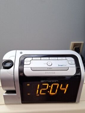 Emerson SmartSet AM/FM Projection Alarm Clock Radio - White